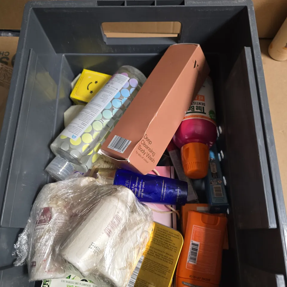 APPROXIMATELY 15 ASSORTED HEALTH & BEAUTY PRODUCTS TO INCLUDE FALSE NAILS, PANTENE PRO-V LIFT & VOLUME, NALA'S KIDS DETANGLER ETC - COLLECTION ONLY
