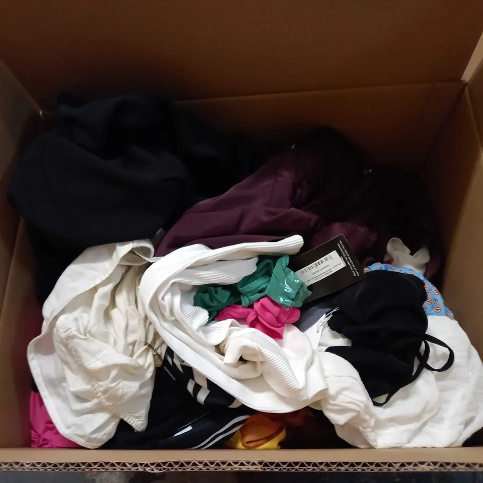 LOT OF APPROX 25 ASSORTED CLOTHING ITEMS VARYING IN SIZE/COLOUR/STYLE TO INCLUDE: TROUSERS, TOPS, DRESSES