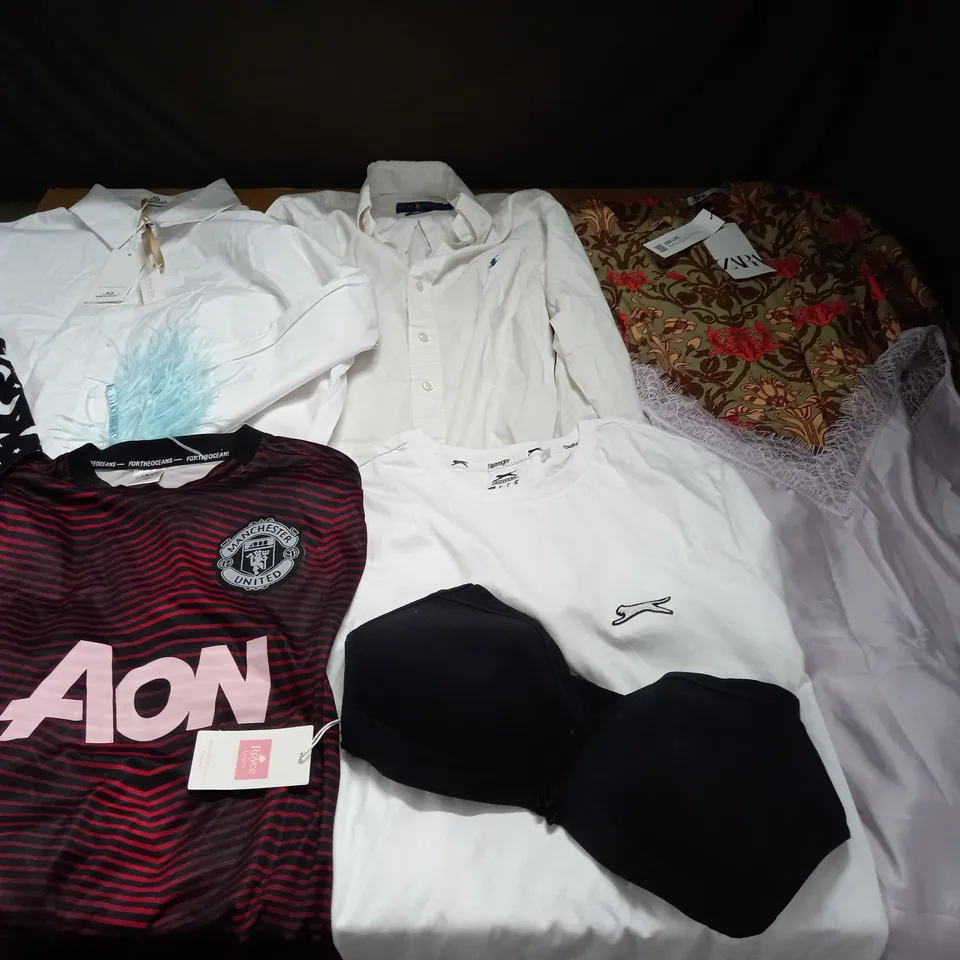LARGE QUANTITY OF ASSORTED CLOTHING ITEMS TO INCLUDE MOOCHY, SLAZENGER AND RALPH LAUREN