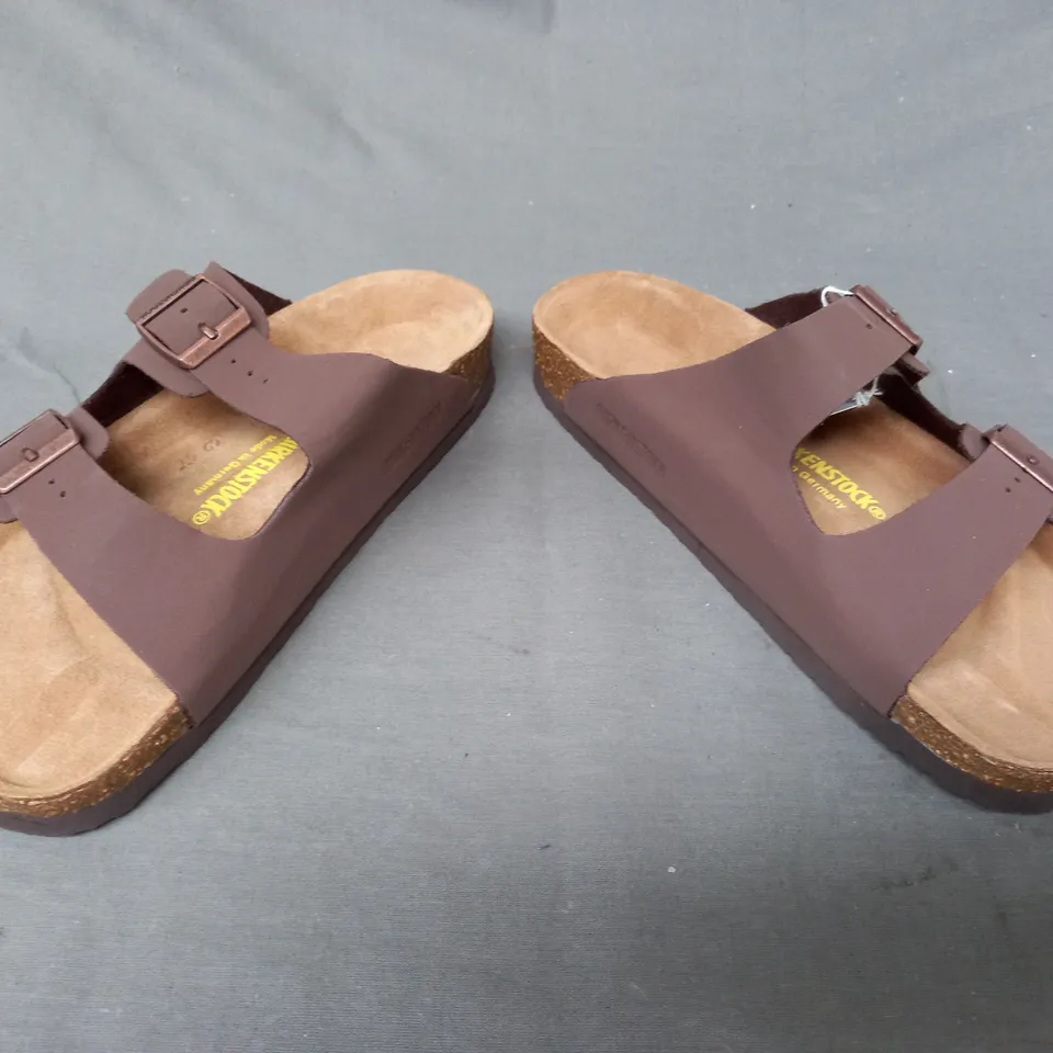 PAIR OF BIRKENSTOCK OPEN TOE SANDALS IN DARK TAN EU SIZE 39