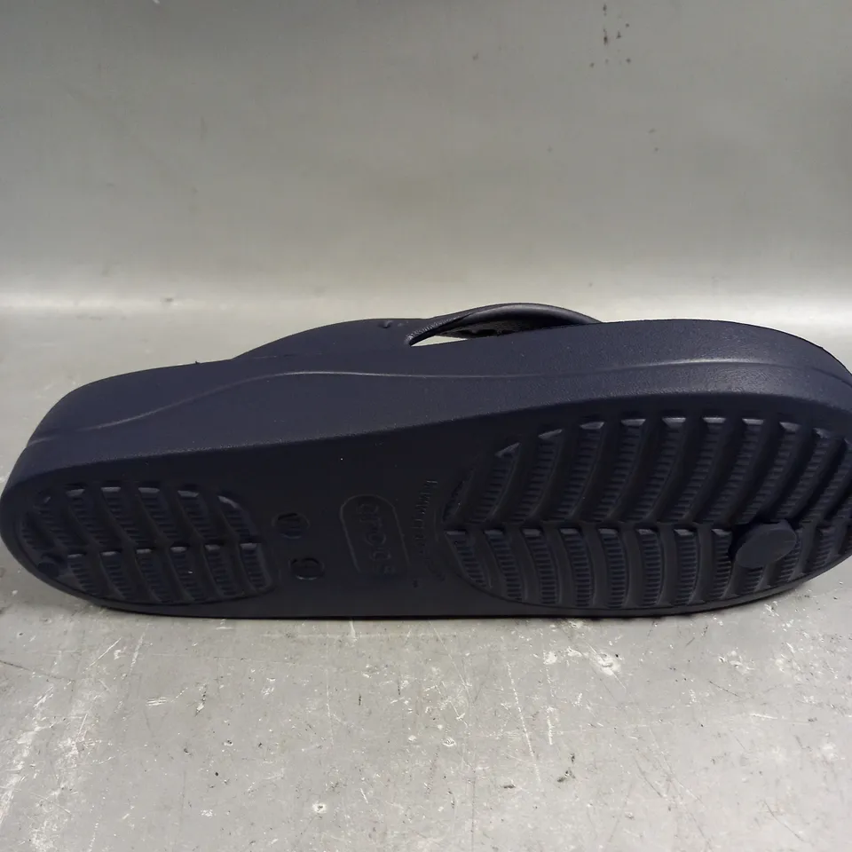 CROCS BAYA PLATFORM FLIP IN NAVY - 7