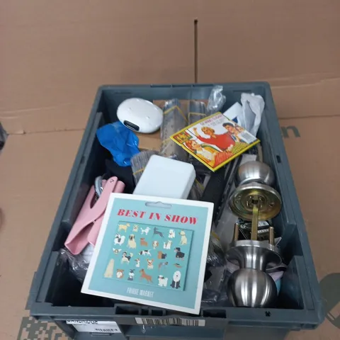 TOTE OF APPROXIMATELY 15 ASSORTED ITEMS TO INCLUDE: HANDHELD FAN 