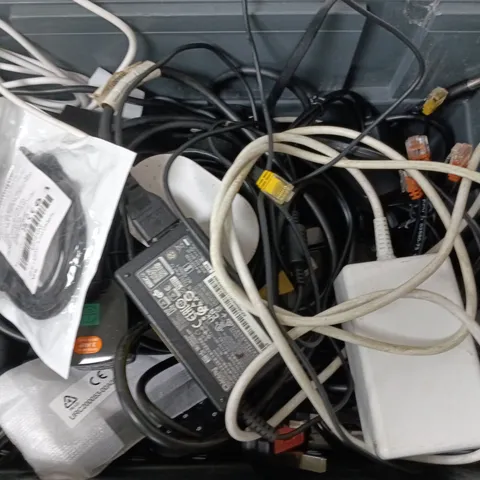 APPROXIMATELY 15 ASSORTED HOUSEHOLD ELECTRICAL CABLES/CHARGERS