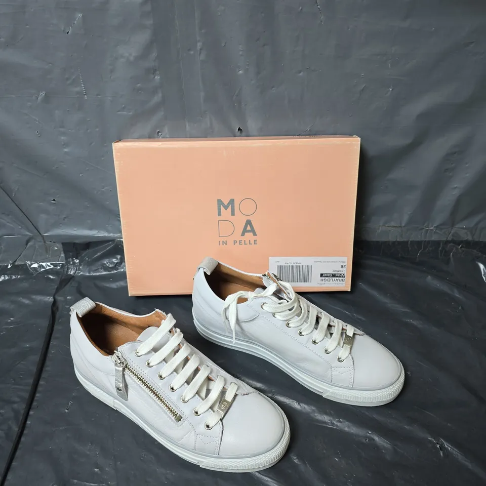 BOXED PAIR OF MODA IN PELLE BRAYLEIGH WHITE SILVER SIDE ZIP TRAINER SIZE 39