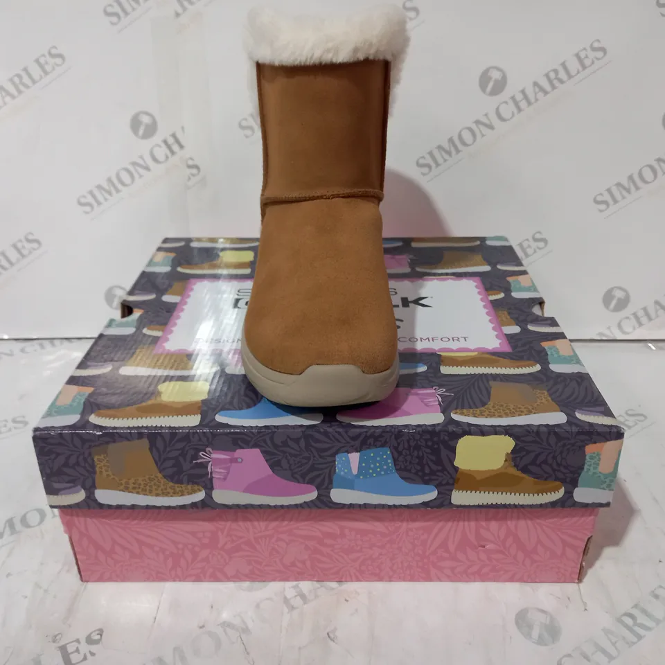 BOXED PAIR OF SKECHERS MIDTOWN CHILL SUEDE BOOTS, CHESTNUT - SIZE 3