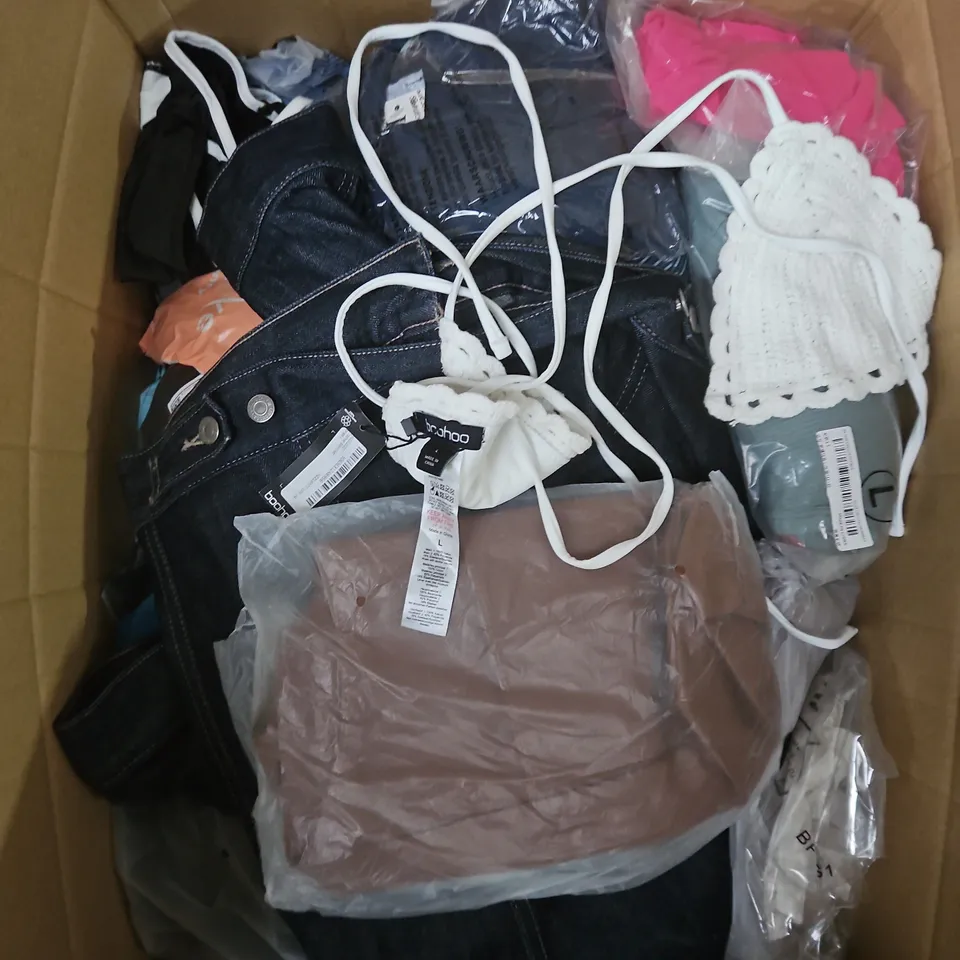 APPROXIMATELY 25 ASSORTED CLOTHING PRODUCTS IN VARIOUS STYLES & SIZES TO INCLUDE JEANS, DRESSES, T-SHIRTS ETC 