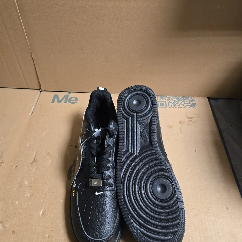 NIKE AIR LOW BLACK LEATHER SNEAKERS - UK 7.5 (EU 41)