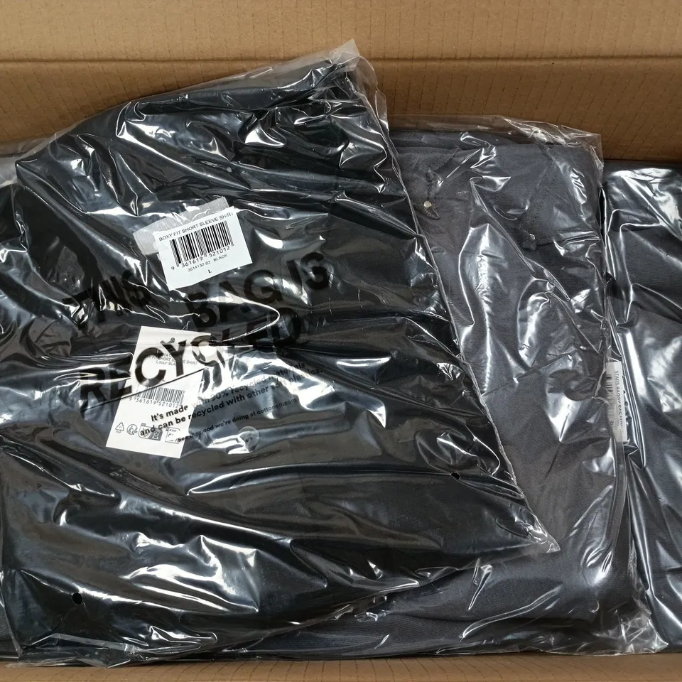 APPROXIMATELY 10 ASSORTED CLOTHING ITEMS IN VARIOUS SIZES, COLOURS & STYLES TO INCLUDE SHORT SLEEVE SHIRT , BAGGY SWEATPANTS 