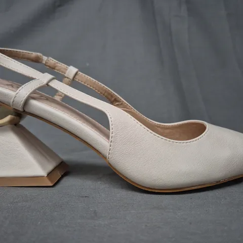 BOXED PAIR OF RAID LONDON POINTED TOE BLOCK HEEL SHOES IN OFF WHITE SIZE 6