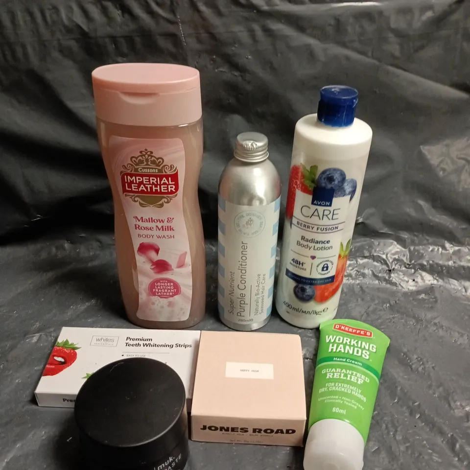 APPROXIMATELY 15 ASSORTED HEALTH & BEAUTY PRODUCTS TO INCLUDE WORKING HANDS CREAM, GRITTY PASTE, TEETH WHITENING STRIPS ETC 