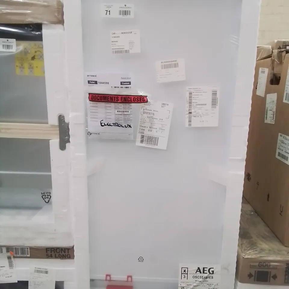AEG OSC5S181ES LOW FROST INTEGRATED FRIDGE FREEZER, SLIDING HINGE, 70/30 RRP £500