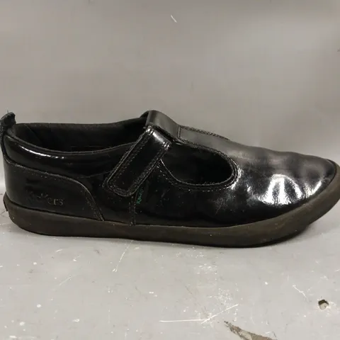 KICKERS KARIKO T-STRAP PATENT SCHOOL SHOE - BLACK - SIZE 3 OLDER