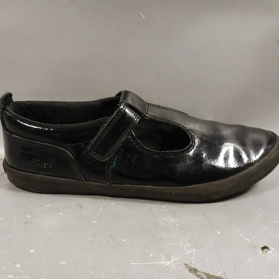 KICKERS KARIKO T-STRAP PATENT SCHOOL SHOE - BLACK - SIZE 3 OLDER