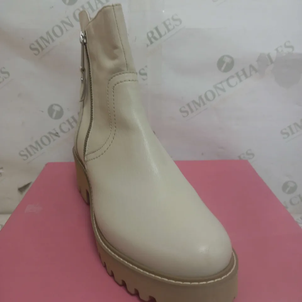 BOXED PAIR OF MODA IN PELLE ZIPSTER LEATHER BOOTS IN OFF WHITE SIZE 6