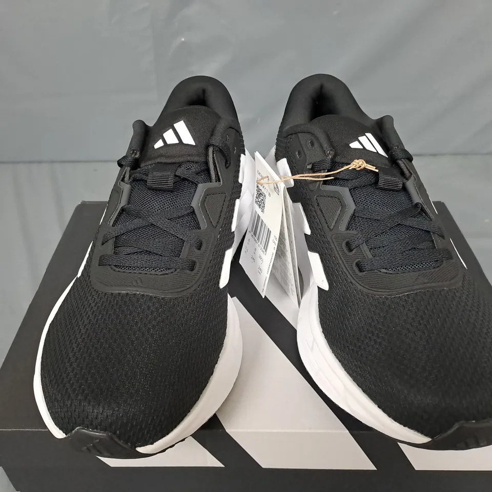 BOXED PAIR OF ADIDAS GALAXY 7 RUNNING SHOES W IN BLACK - UK 6