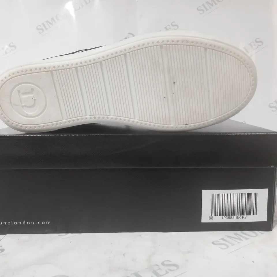 BOXED PAIR OF DUNE LONDON ENERGISED LIGHTNING BOLT TRAINERS IN BLACK/WHITE SIZE 7