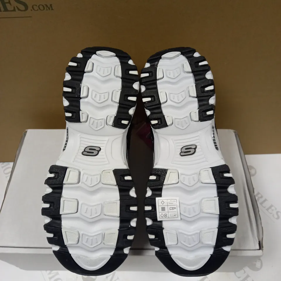 SKECHERS D'LITES TRAINERS BLACK - SIZE 4