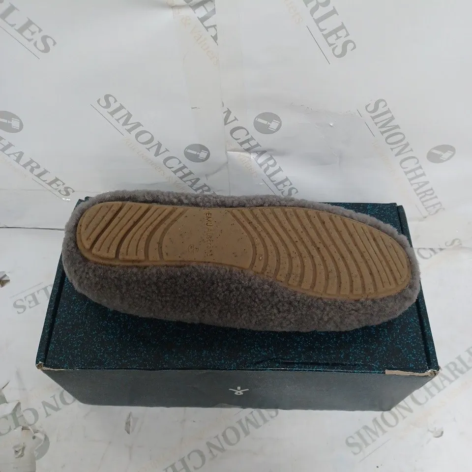 PAIR OF BOXED EMU AUSTRALIA "MIRA" SLIPPERS IN CHARCOAL, UK SIZE 6