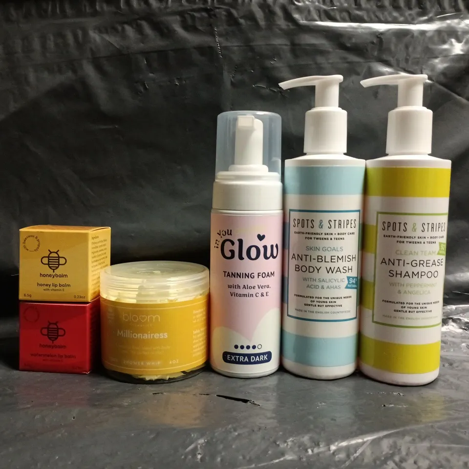 APPROXIMATELY 20 ASSORTED COSMETIC ITEMS TO INCLUDE SPOTS & STRIPES, BLOOM, ETC - COLLECTION ONLY