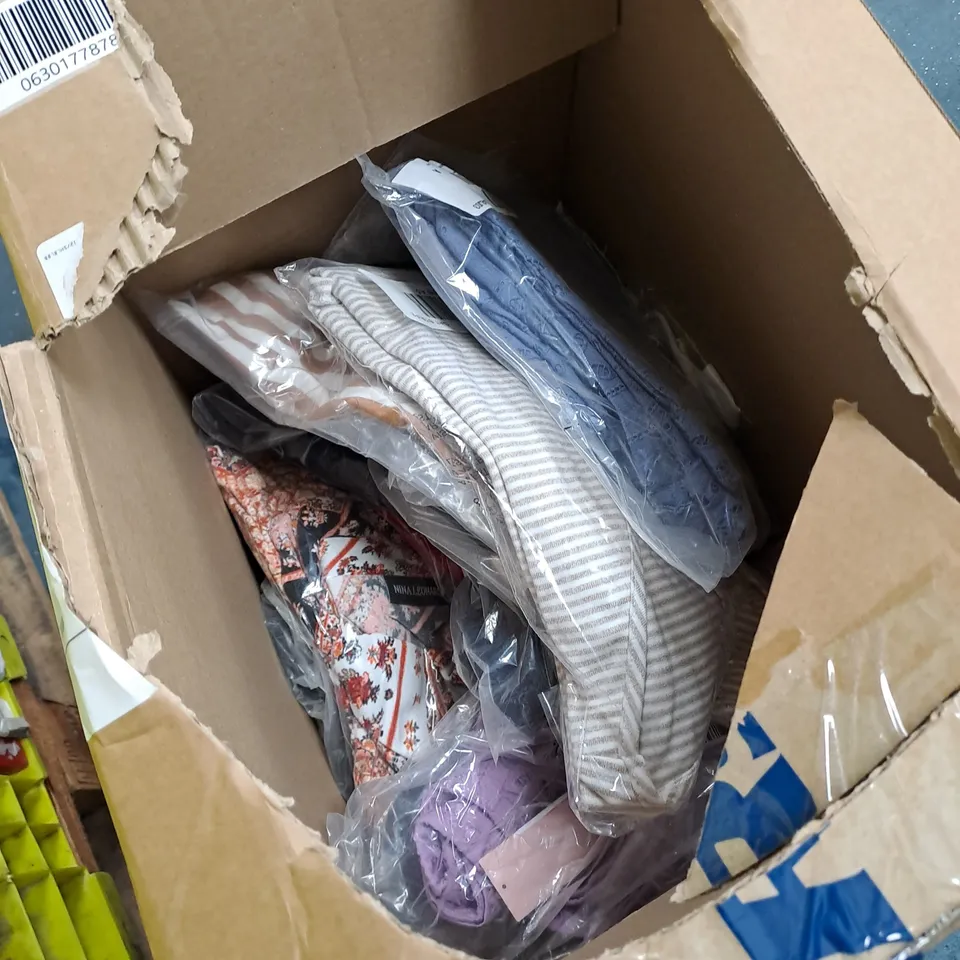 LOT OF APPROX. 20 X ASSORTED ITEMS OF CLOTHING. INCLUDES DRESSED, SHIRTS ETC 