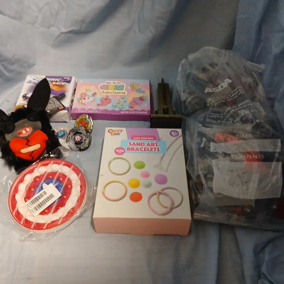 LARGE QUANTITY OF ASSORTED TOYS AND ACCESSORIES TO INCLUDE; FIDGET TOYS, FUGGLER, MAKE YOUR OWN GEM KEYCHAINS, LEGO AND SAND ART BRACELETS