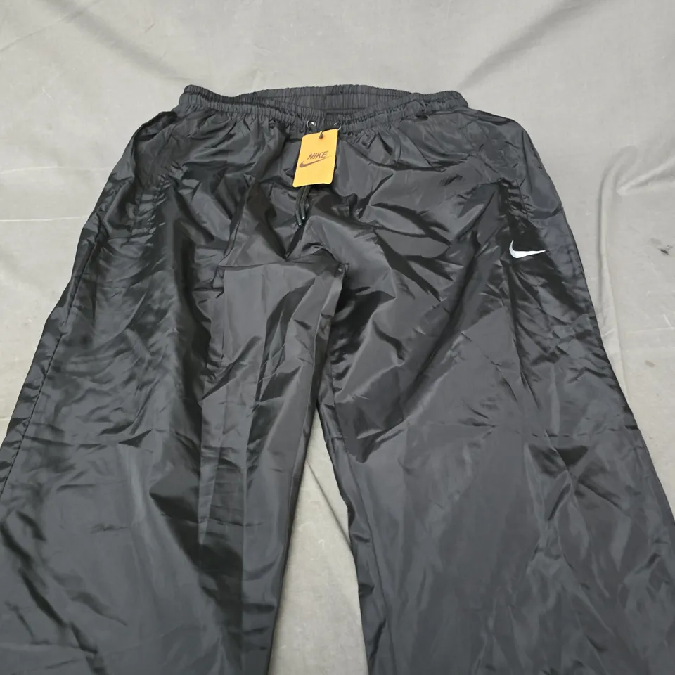 NIKE MEN'S BLACK LIGHTWEIGHT TRACK PANTS – SIZE L