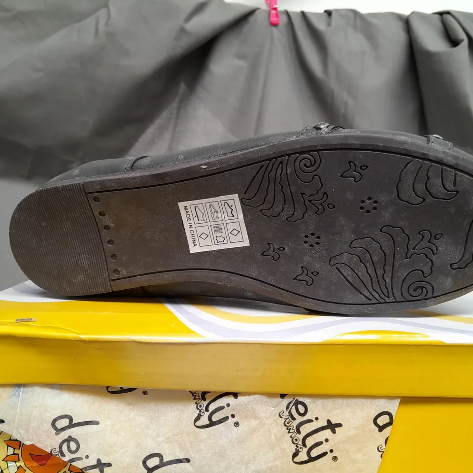 BOX OF APPROX 16 DEITY JUNIOR GREY OPEN TOP SHOES IN VARIOUS SIZES
