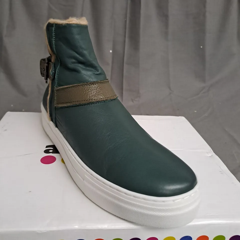 BOXED PAIR OF ADESSO HEATHER LEATHER TRAINERS IN GREEN SIZE 6