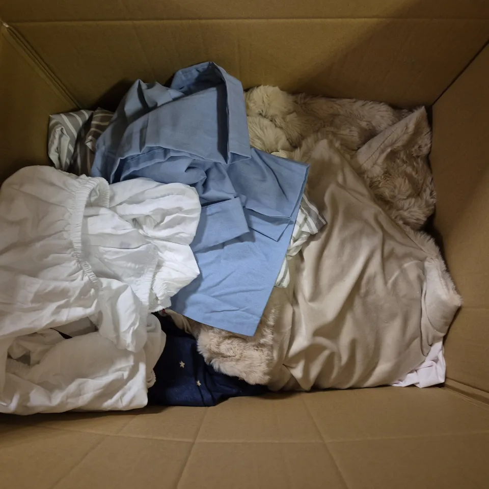 APPROXIMATELY 10 ASSORTED ITEMS TO INCLUDE BEACH TOWEL, BEDDING, PILLOW CASE, ETC