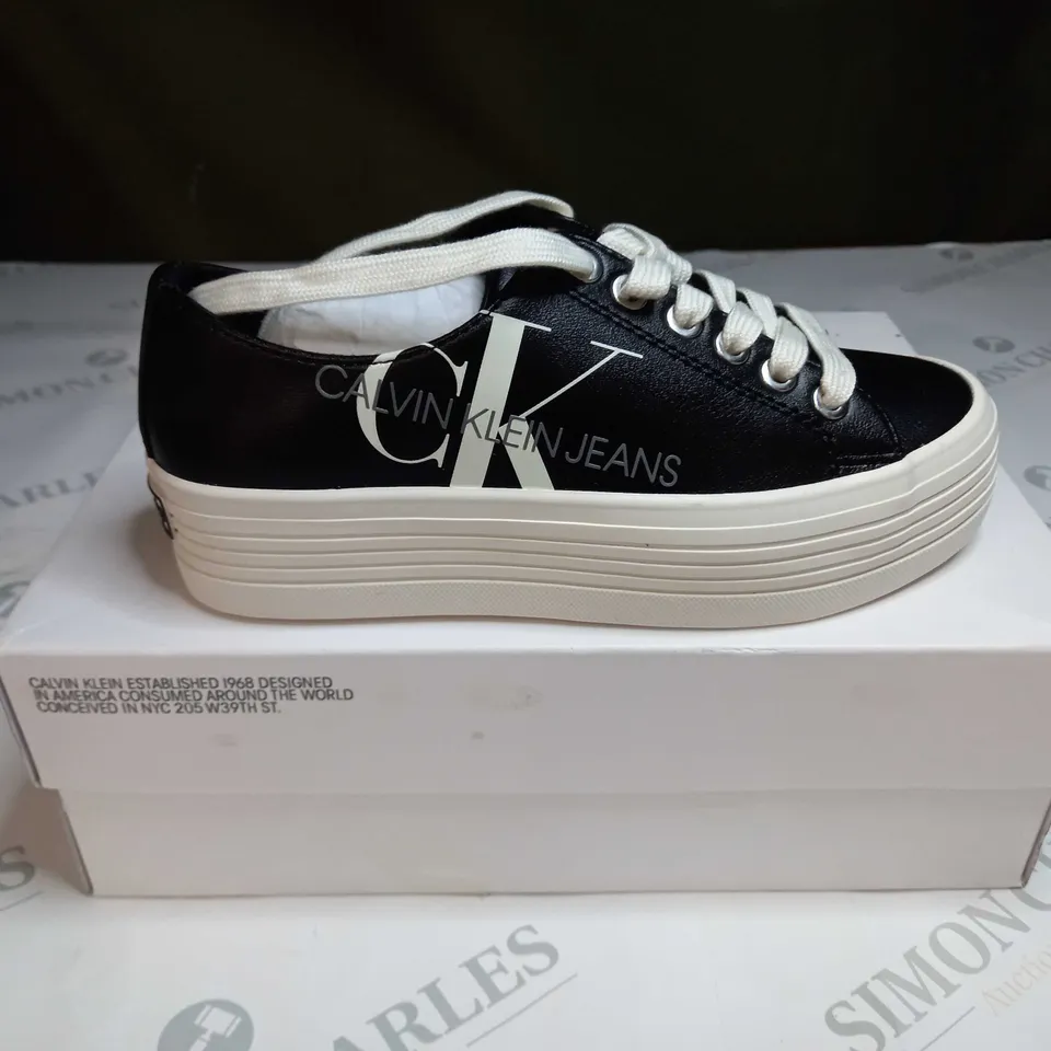 BOXED PAIR OF CALVIN KLEIN JEANS ZESLEY LOW TOP TRAINERS IN BLACK - 2