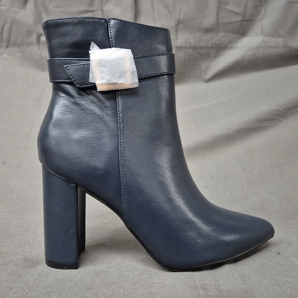 BOXED PAIR OF ALLEGRA K POINTED TOE HIGH BLOCK HEEL ANKLE BOOTS IN NAVY SIZE 6