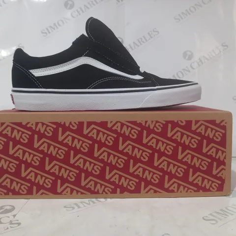 BOXED PAIR OF VANS OLD SKOOL SHOES IN BLACK/WHITE UK SIZE 9