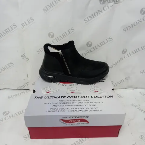 BOXED SKECHERS ARCH FIT SMOOTH ZIP BOOTS, BLACK - SIZE 6