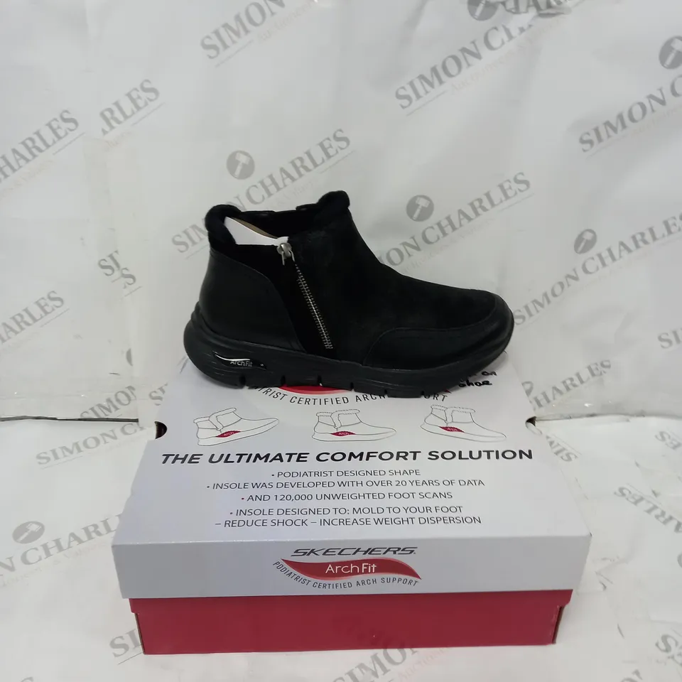 BOXED SKECHERS ARCH FIT SMOOTH ZIP BOOTS, BLACK - SIZE 6