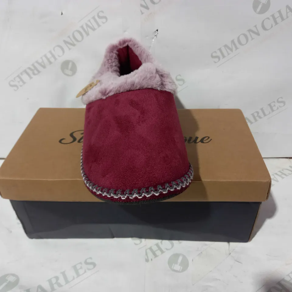 BOXED PAIR OF SLEEP BOUTIQUE FUR LINED SLIPPERS IN WINE RED UK SIZE 8