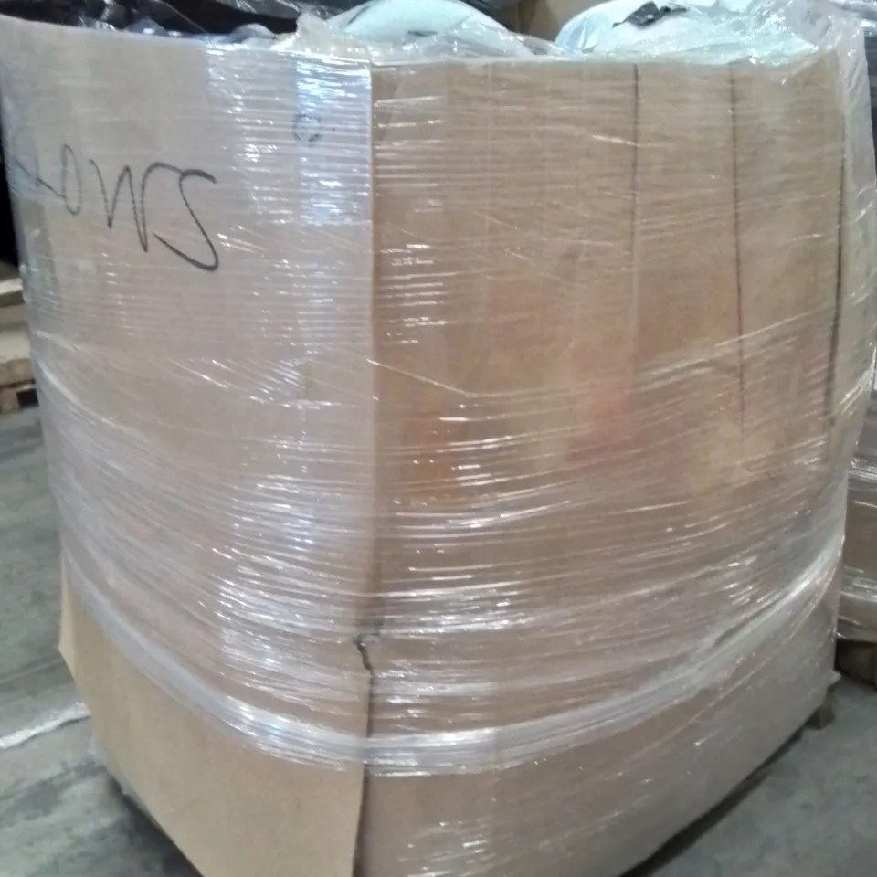 PALLET CONTAINING A LARGE QUANTITY OF PILLOWS