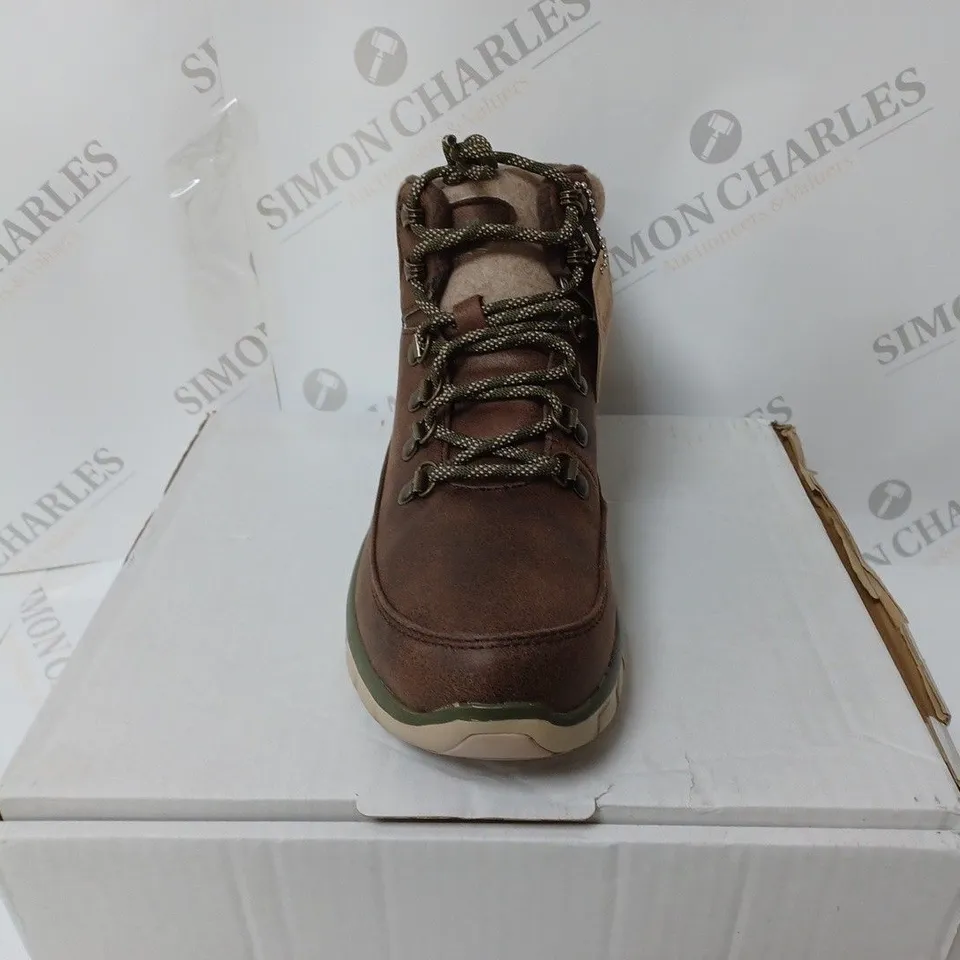 PAIR OF SKECHERS SYNERGY WARM BOOTS IN BROWN SIZE 5