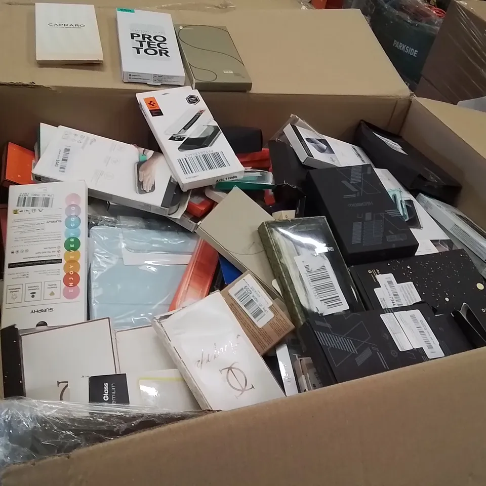 PALLET CONTAINING A LARGE QUANTITY OF PHONE CASES,SCREEN PROTECTORS 