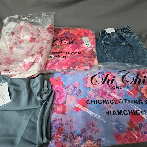 APPROXIMATELY 20 ASSORTED CLOTHING ITEMS IN VARIOUS STYLES AND SIZES 