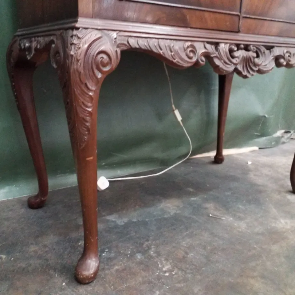 FLAME MAHOGANY VENEER GLASS-TOPPED LOCKABLE DRINKS CABINET WITH QUEEN ANNE LEGS