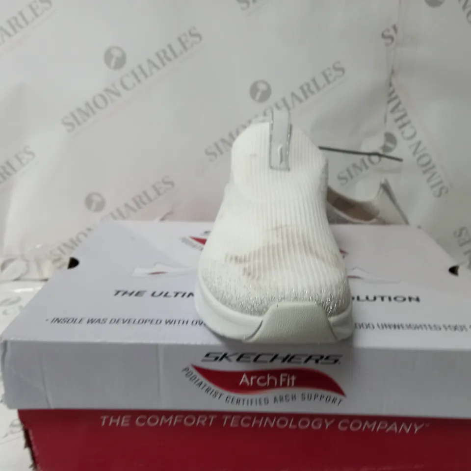 BOXED SKETCHER ARCHFIT TRAINERS IN WHITE - SIZE 5 1/2