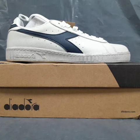 BOXED PAIR OF DIADORA TRAINERS IN OFF WHITE/NAVY SIZE UK 7