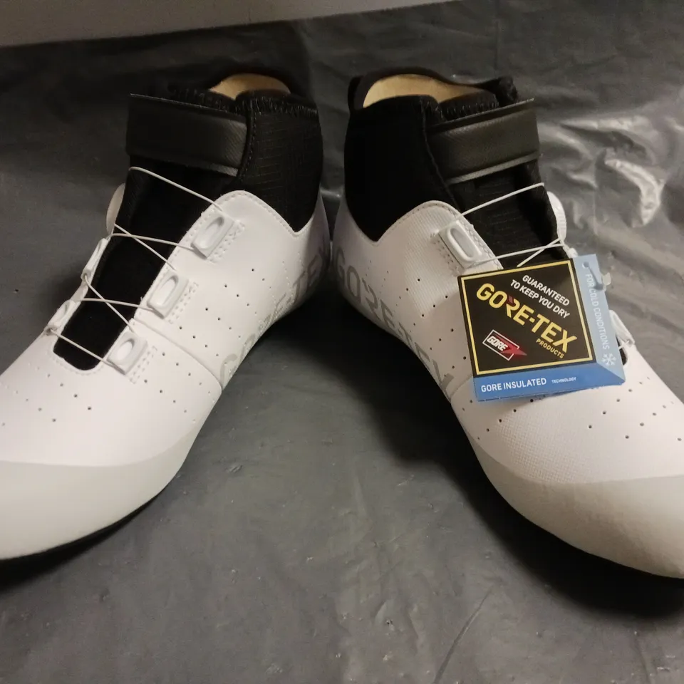 BOXED PAIR OF FI'ZI:K TEMPO ROAD SHOES IN WHITE/BLACK UK SIZE 10.5