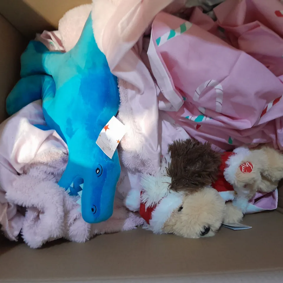 BOX OF APPROXIMATELY 10 ASSORTED BEDDING AND SOFT FURNISHING ITEMS TO INCLUDE - PILLOWCASES - DUVET SETS - BATH MATS ETC. 