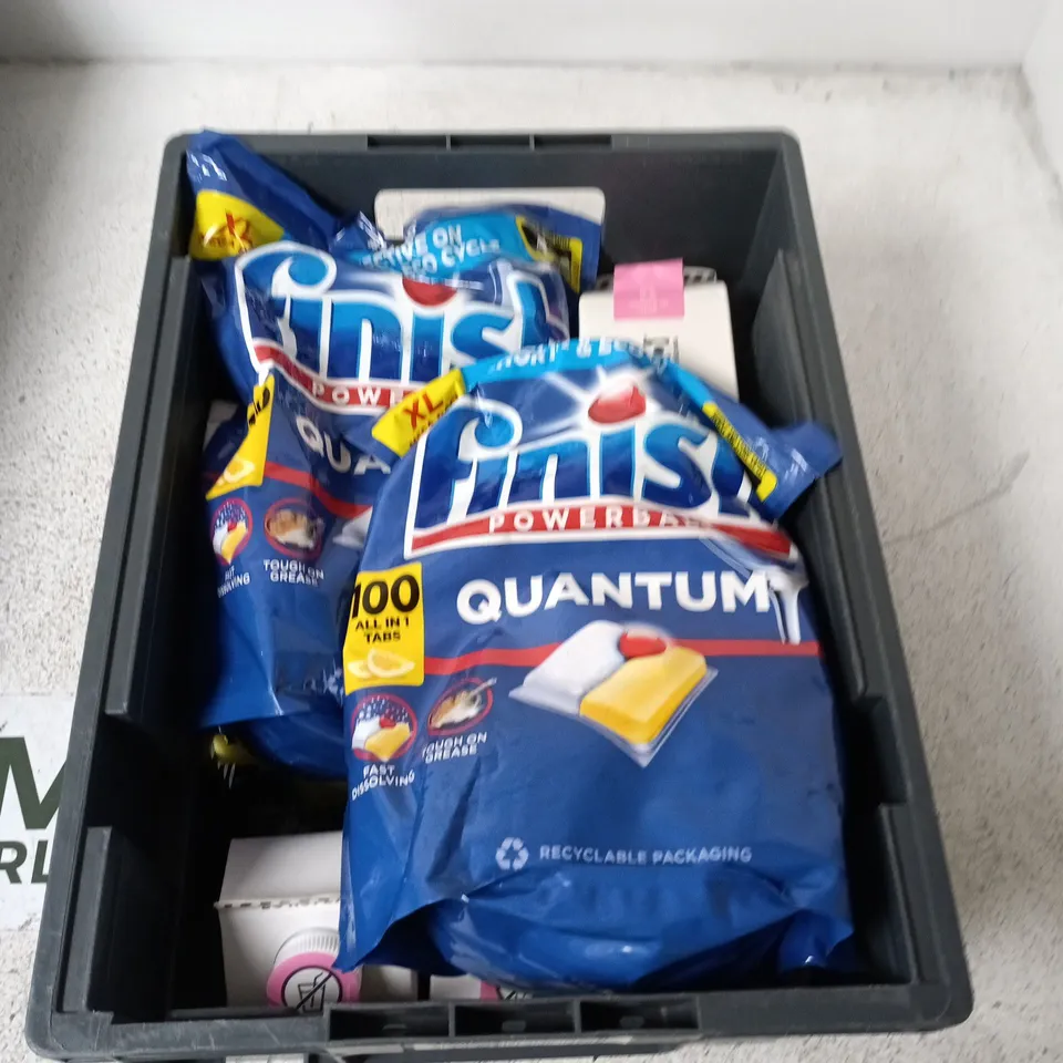 BOX CONTAINING A MIX OF APPROXIMATELY 8 ASSORTED HOUSEHOLD CLEANING ITEMS