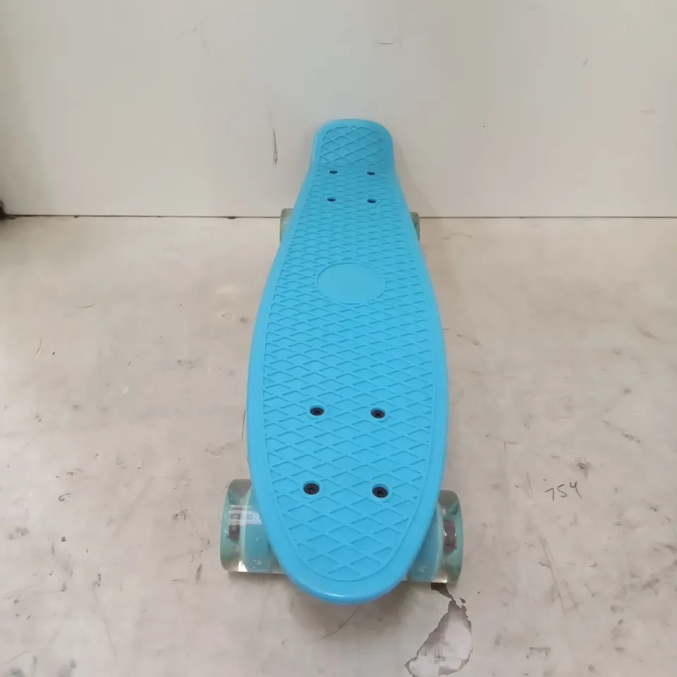 CHILDRENS PENNY BOARD IN BLUE WITH LED WHEELS