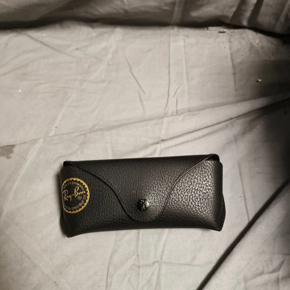 RAY-BAN SUNGLASSES – BLACK FRAME