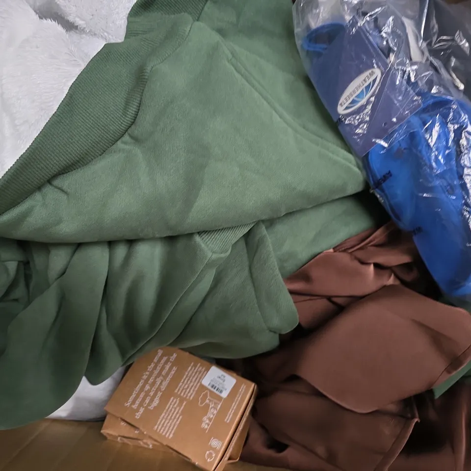 APPROXIMATELY 25 ASSORTED CLOTHING AND FASHION PRODUCTS IN VARIOUS STYLES AND SIZES - COLLECTION ONLY