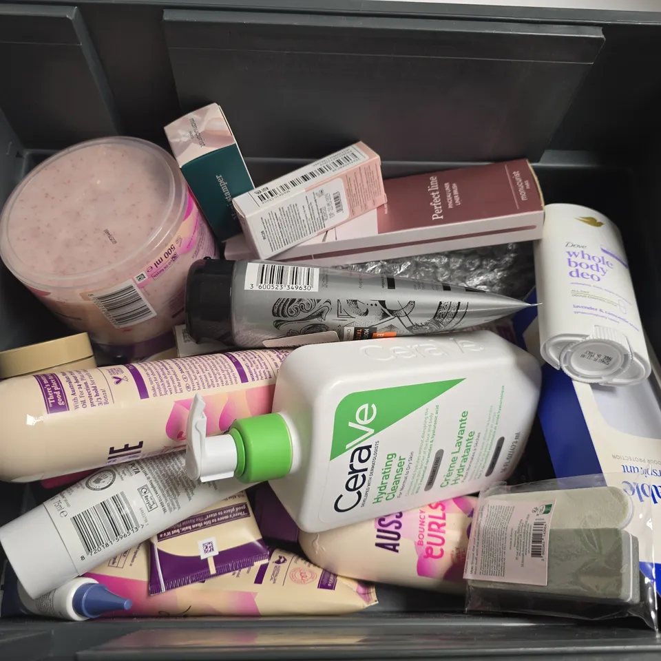 APPROXIMATELY 15 ASSORTED HEALTH & BEAUTY PRODUCTS TO INCLUDE DOVE REFILLABLE ANTI-PERSPIRANT, AUSSIE BOUNCY CURLS 2ND-DAY CURL REVIVER, CERAVE HYDRATING CLEANSER, ETC - COLLECTION ONLY