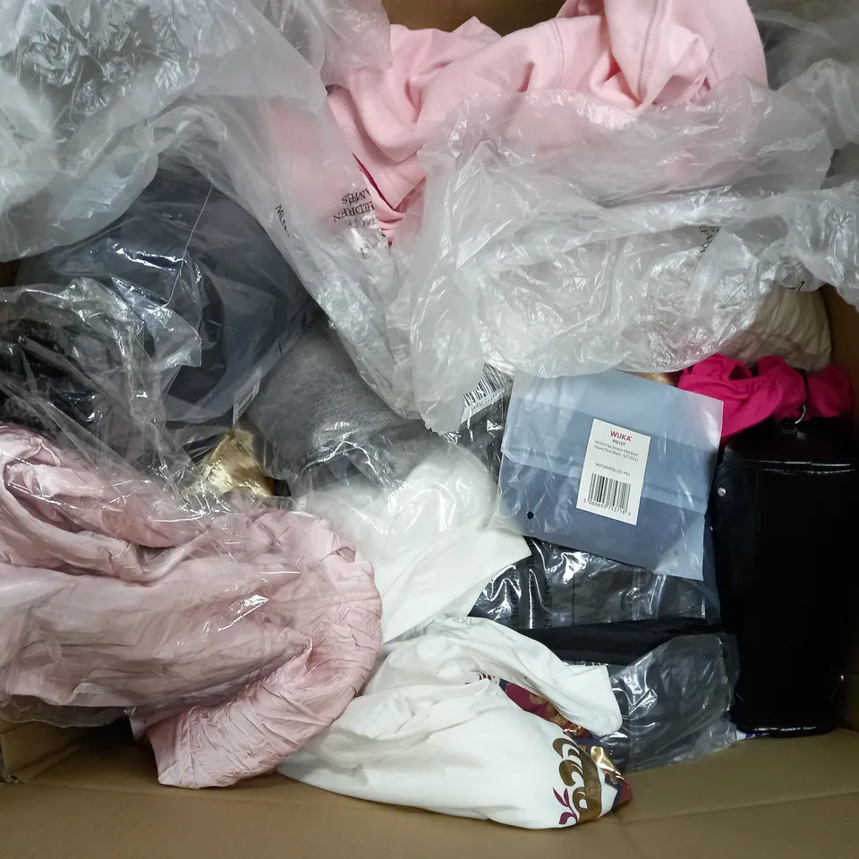 LARGE BOX OF ASSORTED CLOTHING ITEMS TO INCLUDE PANTS, T-SHIRTS, SCARFS, ETC